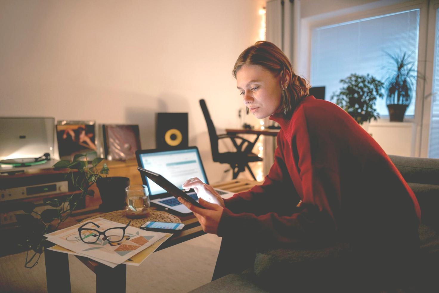 Equipo analizando estrategias financieras en entorno colaborativo