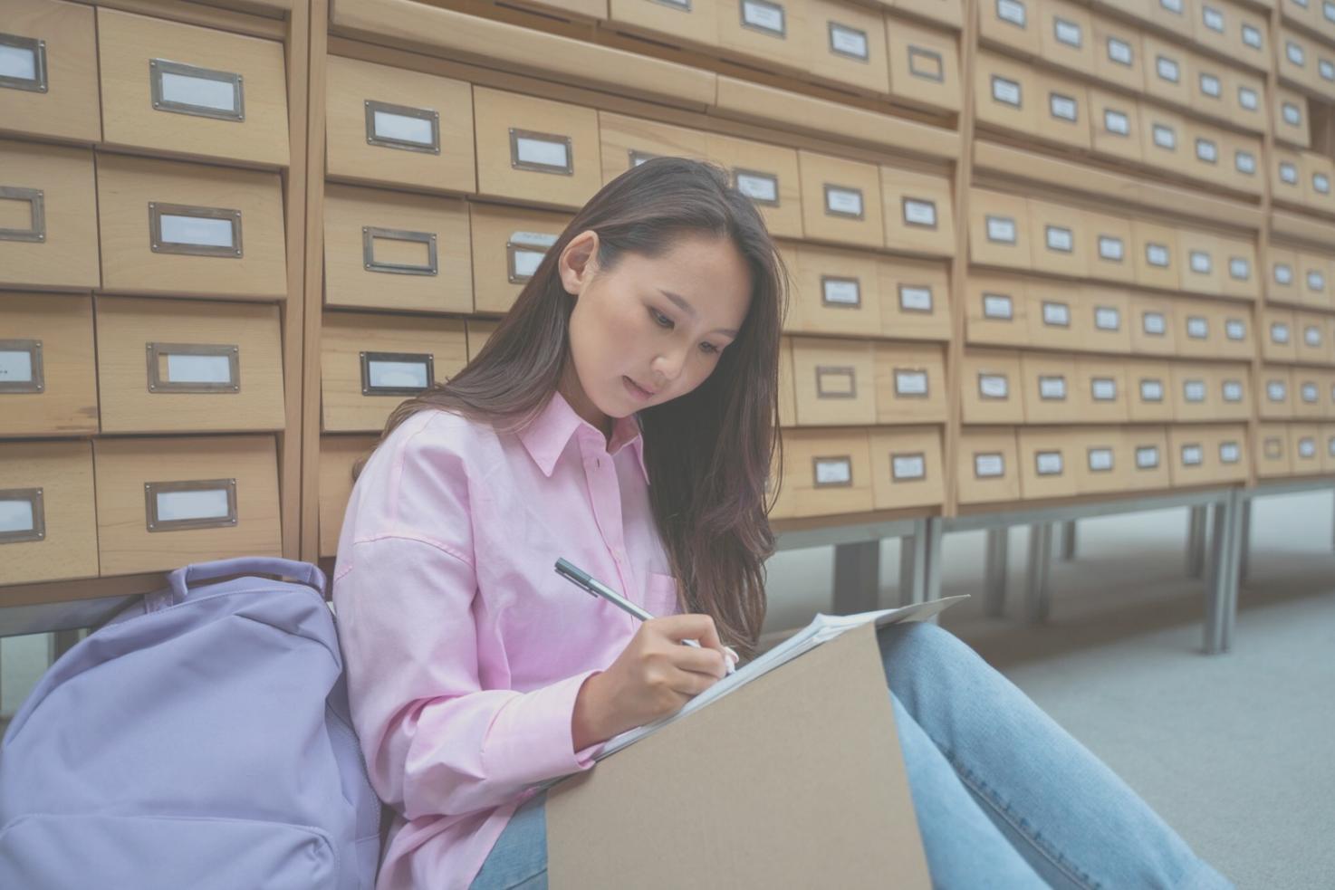 Sesión de trabajo estratégico con equipo directivo revisando análisis financiero