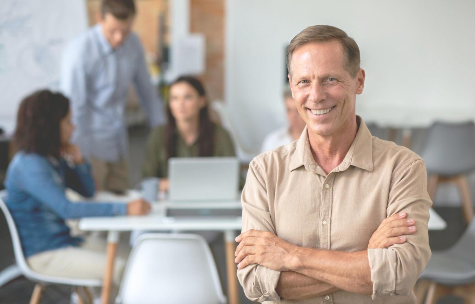 Análisis detallado de estados financieros durante sesión de diagnóstico empresarial